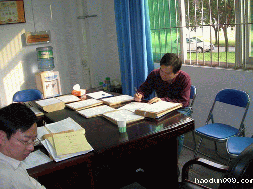 学术委员会委员在认真查阅材料